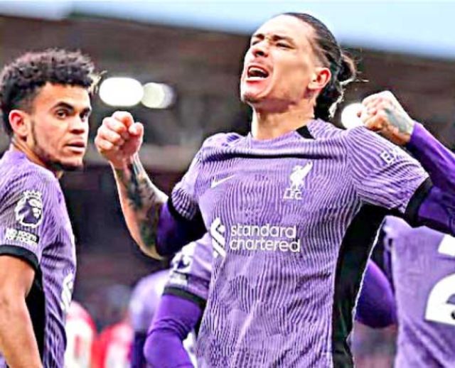 Liverpool festeja en la recta final y se mantiene líder