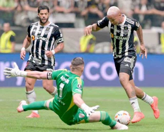 Mineiro golea a River y pone un pie en la final