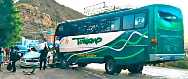 Un choque frontal entre auto y microbús deja un muerto y seis heridos