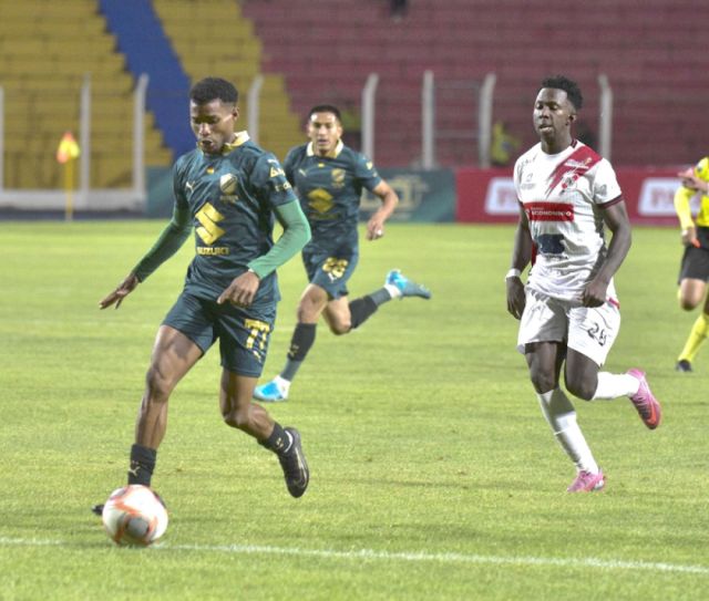 Con diez hombres, Bolívar gana la final de ida de la Copa en la Villa Imperial