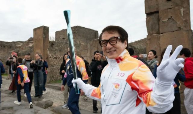 Jackie Chan lleva la antorcha olímpica de Milán-Cortina para los juegos de invierno