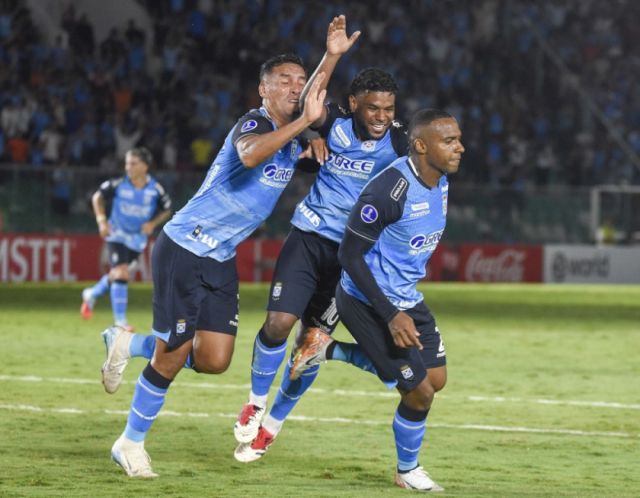 En penumbras, Blooming avanza en la Sudamericana