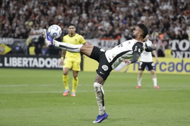 Corinthians vence 2-0 a Peñarol y mantiene paso perfecto