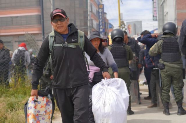 Bloqueo en aeropuerto de El Alto deja pasajeros varados por horas