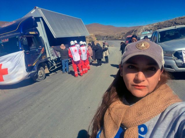 Oruro: Mujeres periodistas protagonizan misión de alto  riesgo llevando alimentos a transportistas bloqueados 