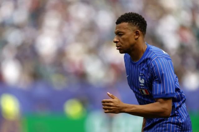 Mbappé cumple 100 partidos con Francia