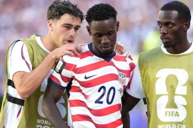 La FIFA suspende la sanción por tarjeta roja a Folarin Balogun y Trump agradece