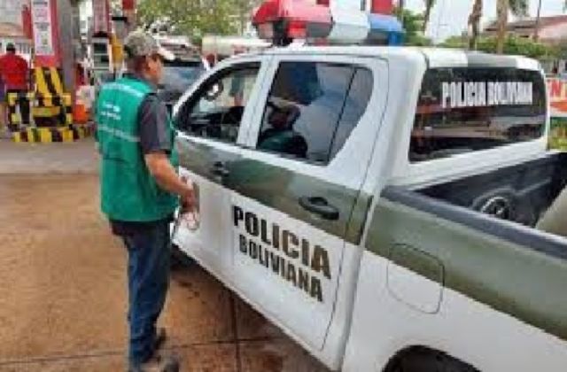 Policía se hiere mientras cargaba combustible