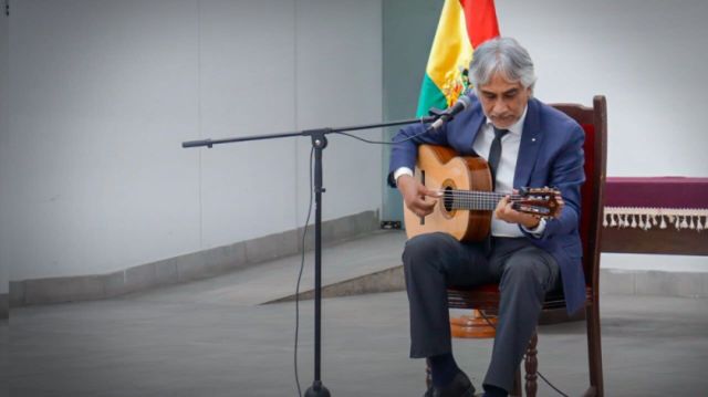 Entregan reconocimiento a Willy Claure por sus 50 años de trayectoria artística
