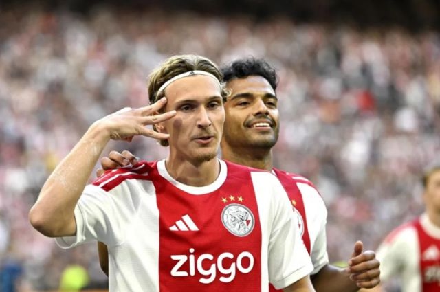 El PSG ficha al belga Mika Godts, procedente del Ajax de Ámsterdam