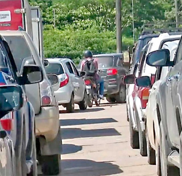 Siguen las filas y anuncian abastecimiento paulatino