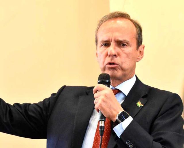 Tuto plantea reformas de la CPE con cinco ejes