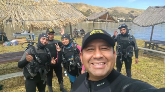 Aperturan práctica de buseo en el Lago Titicaca