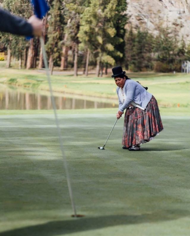 Las «cholitas golfistas» de La Paz conquistan el lente de Michael Dunn