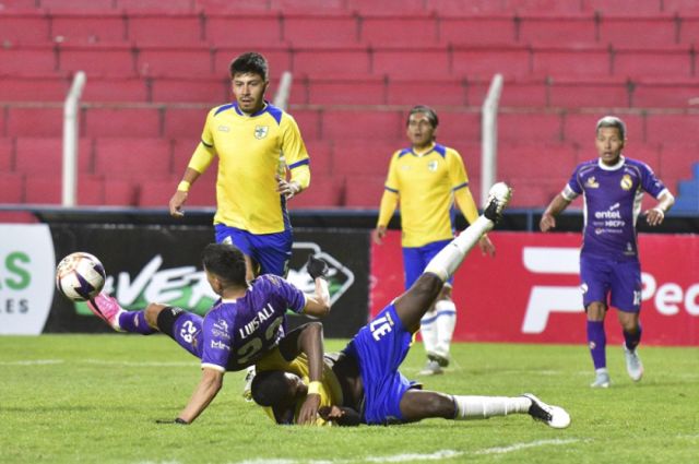 Real Potosí gana con diez hombres