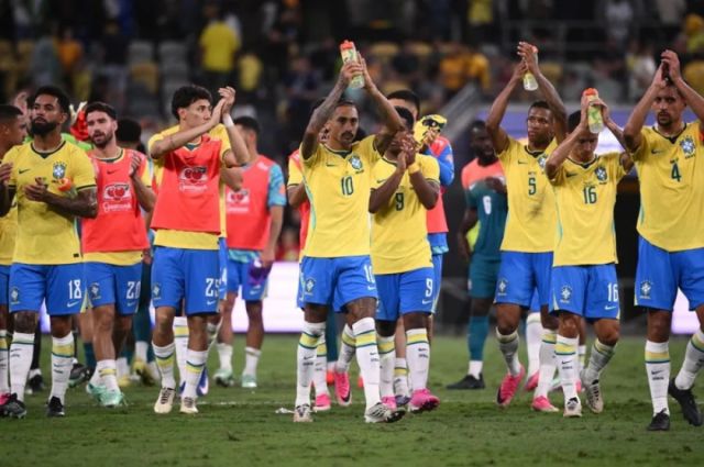 Raphinha, liberado por Brasil por una lesión leve, regresa a Barcelona