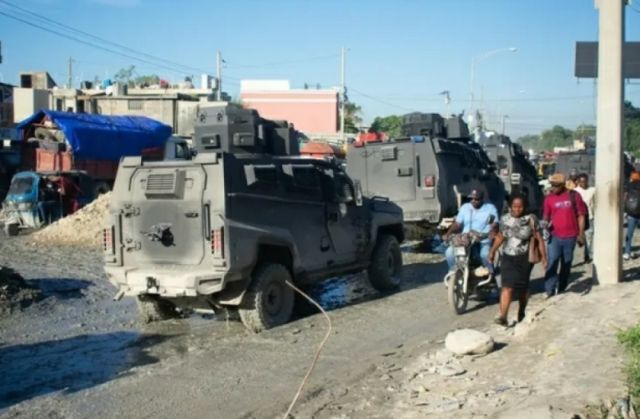 Los soldados de El Salvador realizan su primer patrullaje por las calles de Puerto Príncipe, en Haití