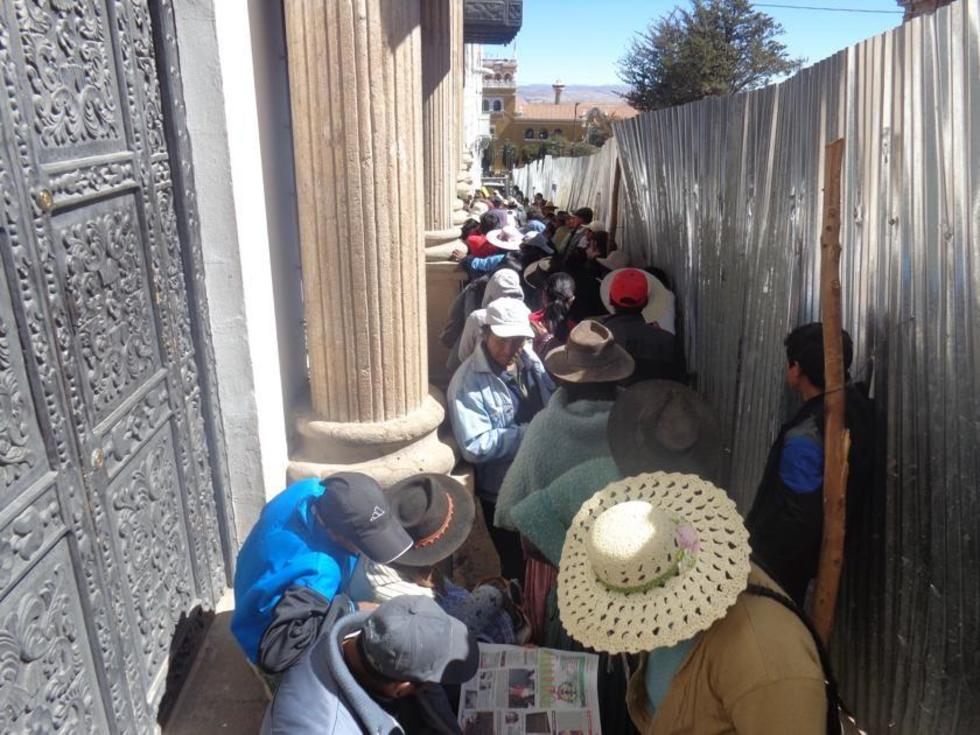 Adultos mayores hicieron filas por el Bono Dignidad
