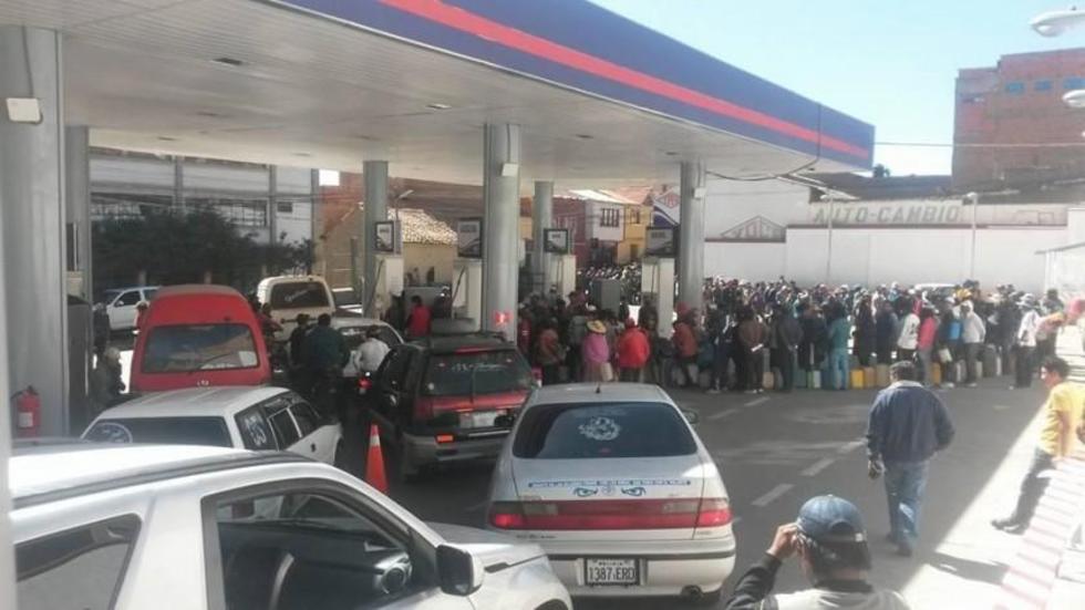 Gasolineras estuvieron atestadas de autos