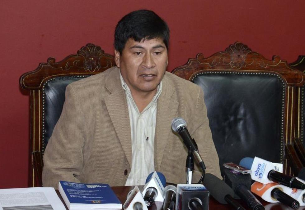 Cejas pide a los cívicos que le lleven a un revocatorio