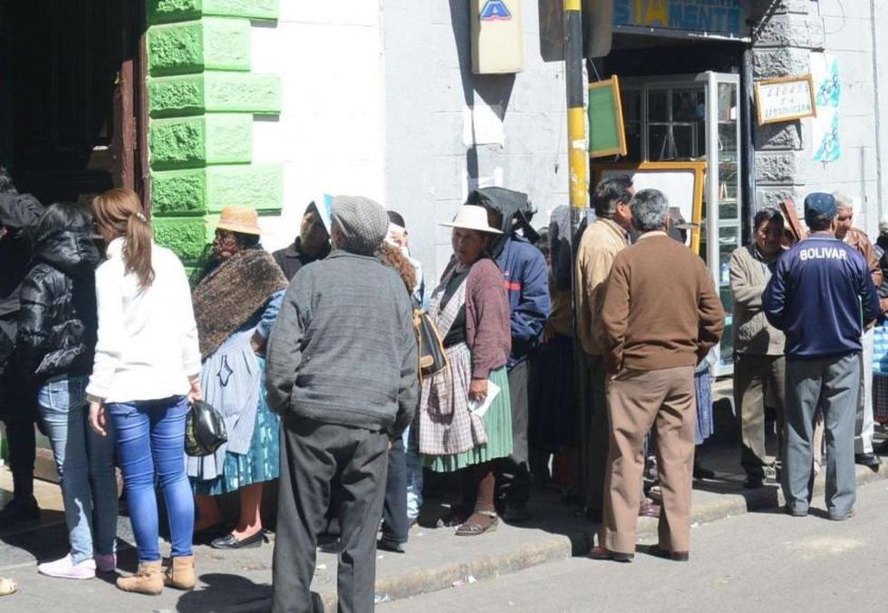 Poco a poco se regulariza el servicio de la banca local