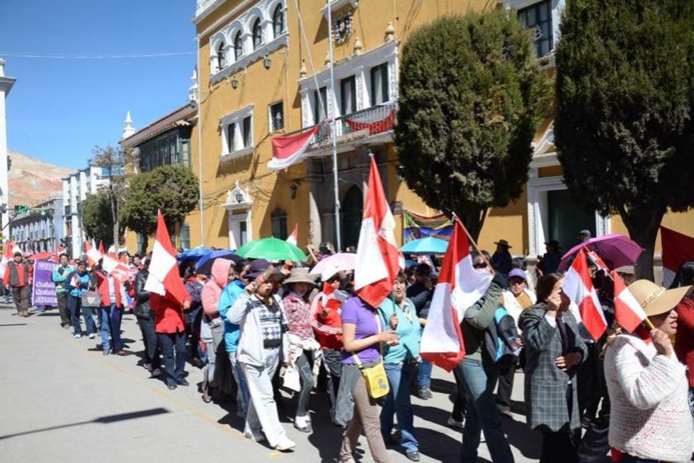 Potosinos desarrollan la marcha de banderas en el Día de la Patria