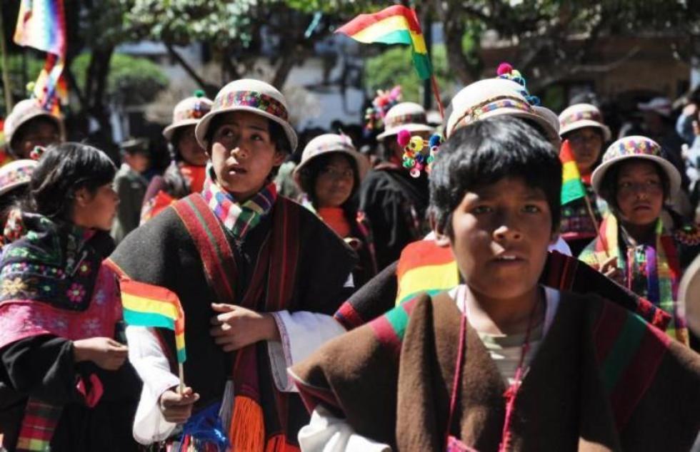 Niños del área rural desfilan en el aniversario de Bolivia