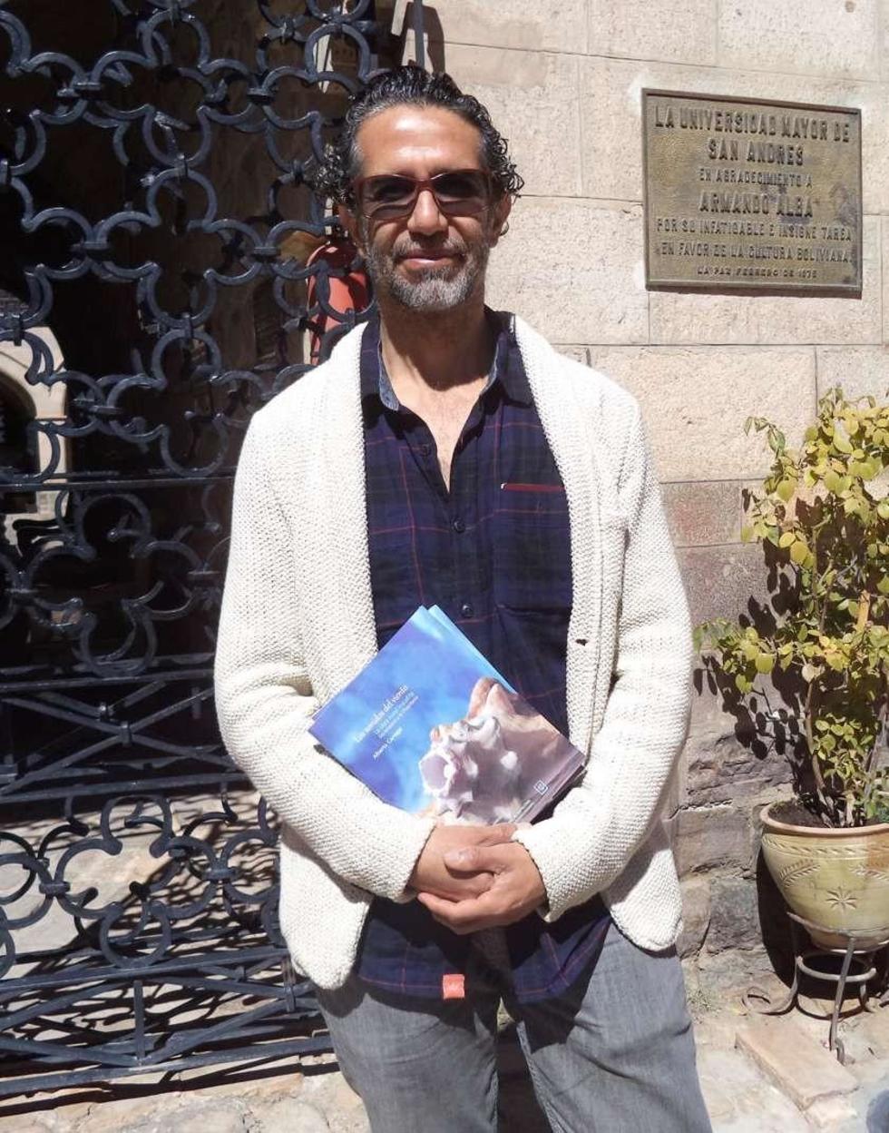 Escritor mexicano dona su libro a la Casa de Moneda
