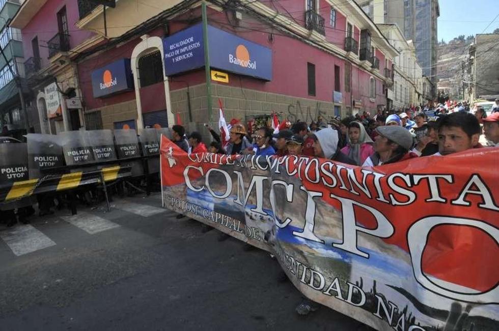 Encuesta: 49 % descarta móviles políticos en medidas de Potosí