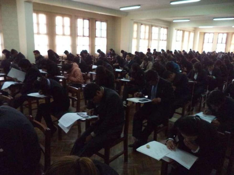 Cerca de mil postulantes rinden examen de ingreso a la UATF
