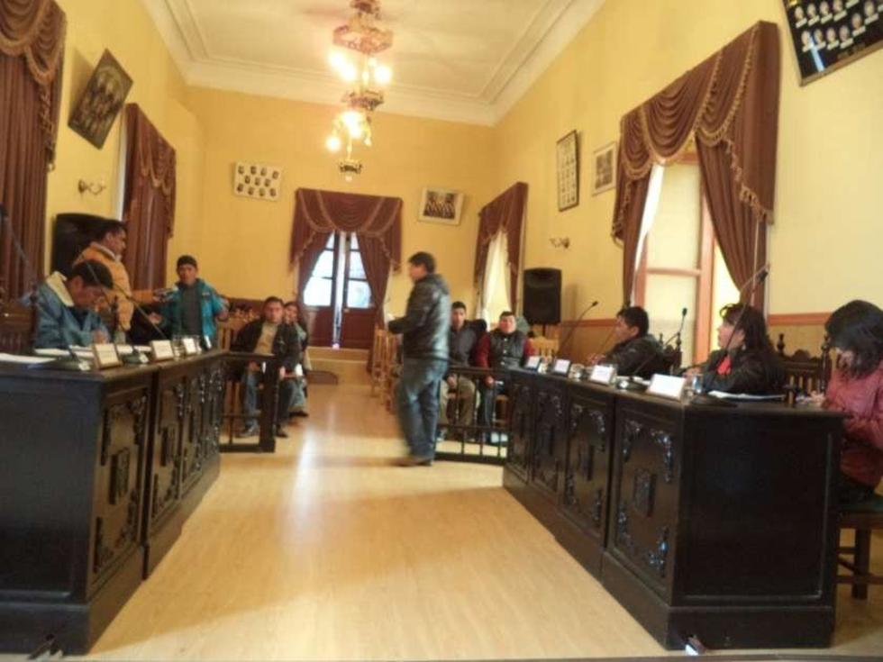 Concejales piden llamar la atención a alcalde por viajes
