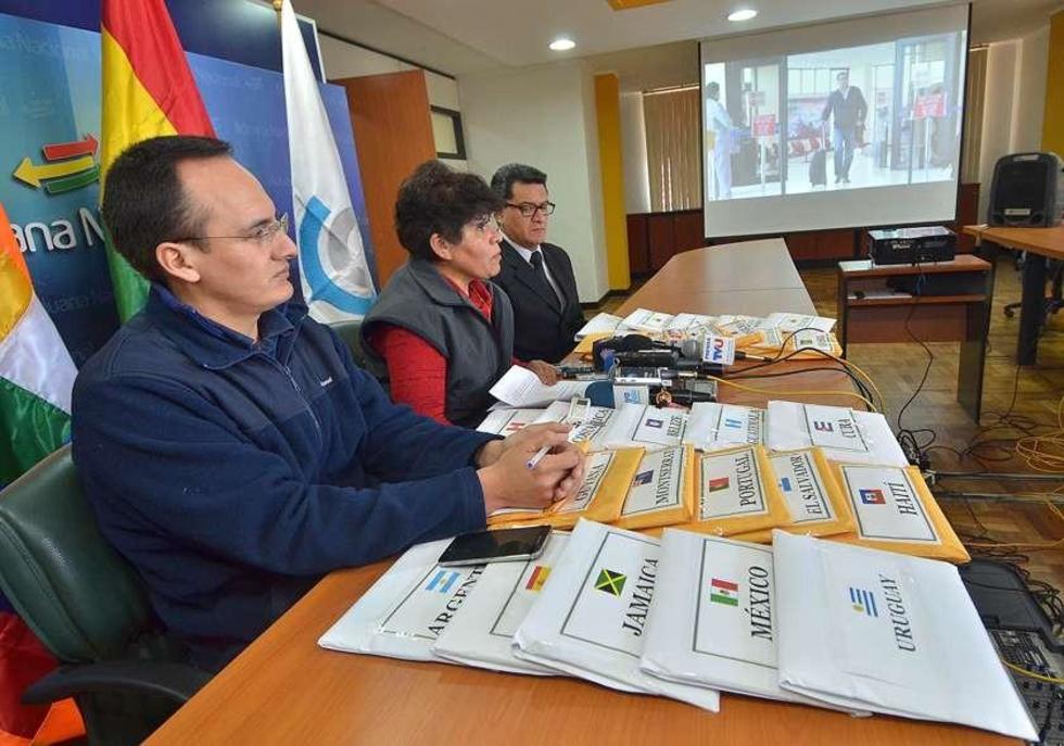 Bolivia y Chile acuerdan combatir contrabando de ropa usada y autos