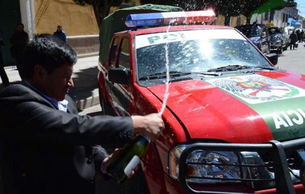 Gobernador entrega carro bombero y una camioneta