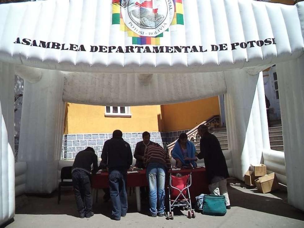 La asamblea aún distribuye ejemplares de los estatutos