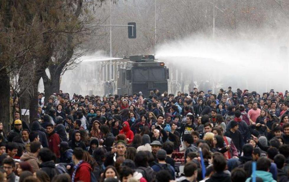 Alumnos chilenos protestan por cambios en gratuidad educativa