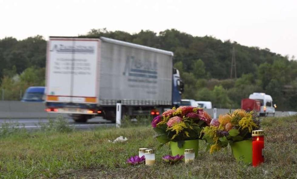 Hallan camión frigorífico con 71 personas fallecidas en Austria