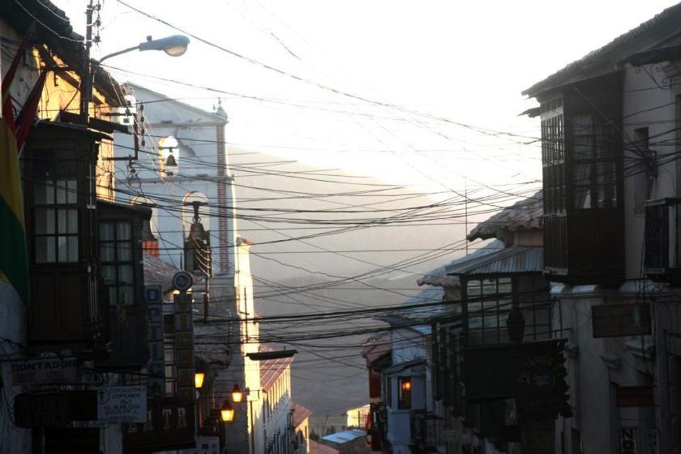 Alcaldía solicita a las telefónicas retirar cableado aéreo del centro
