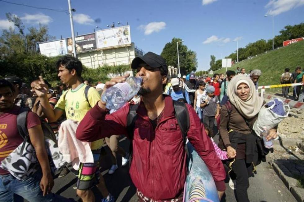 Más de 6 mil refugiados llegan a Austria rumbo a Alemania