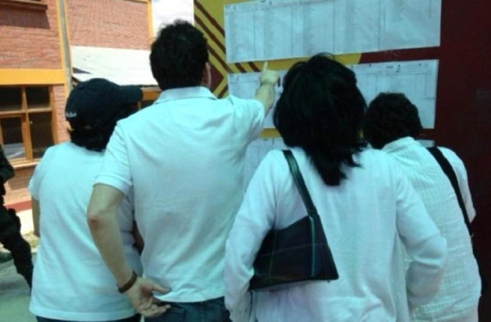 Electores en Mallasilla votaron con poleras blancas, como protesta por el centro nuclear