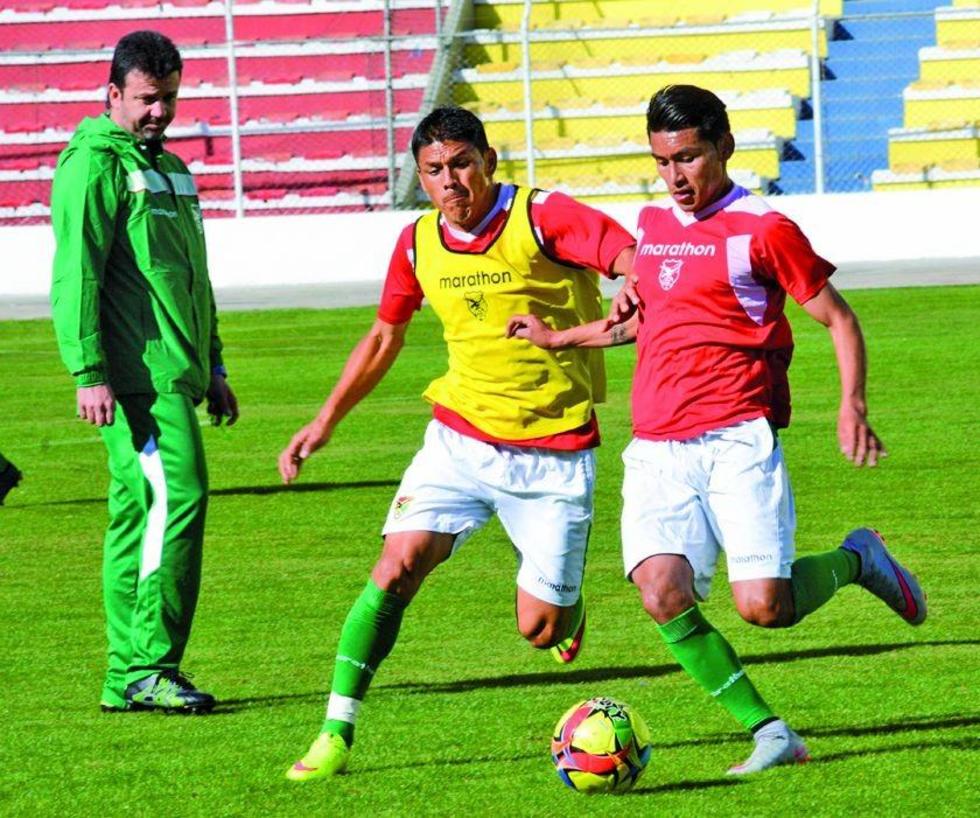 Julio Baldivieso arma el equipo con línea de tres