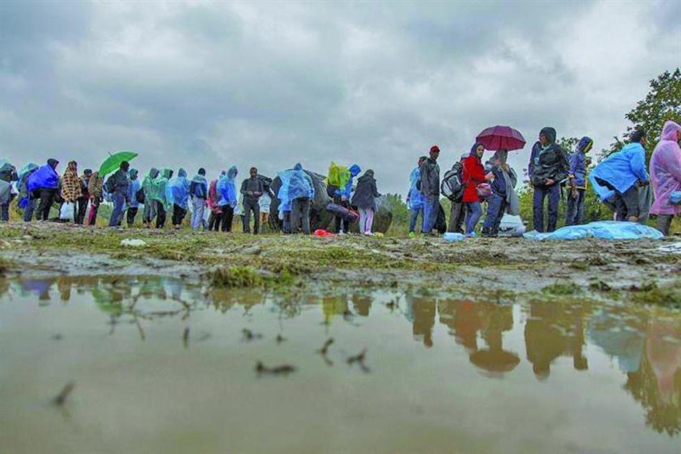 Hungría refuerza restricciones en su frontera a los refugiados