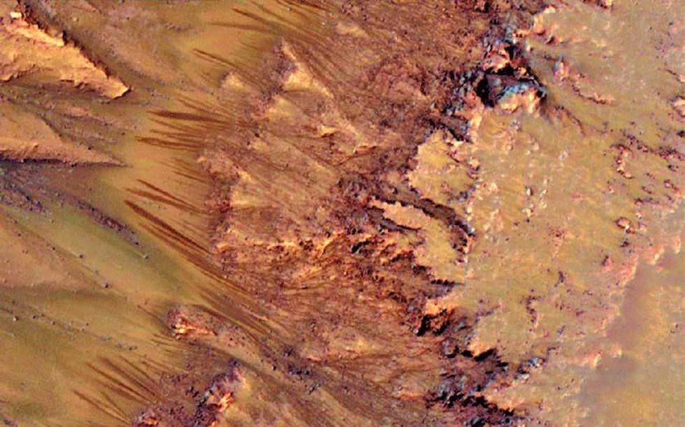 Confirman agua líquida en Marte