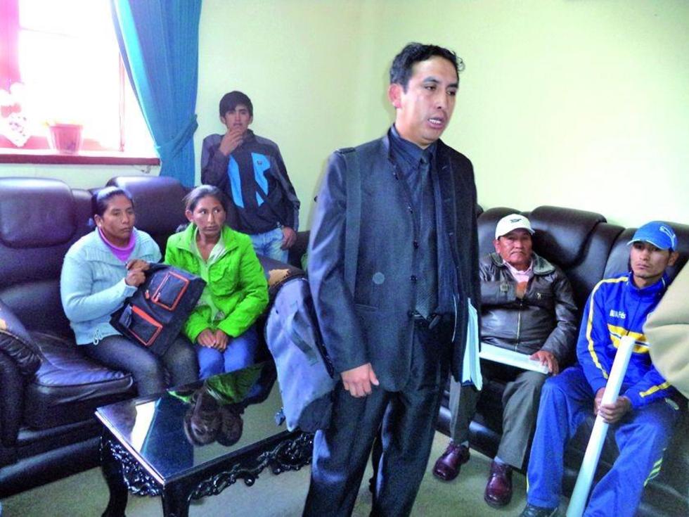Mamás y papás amenazan con bloquear acceso de fraternidades.