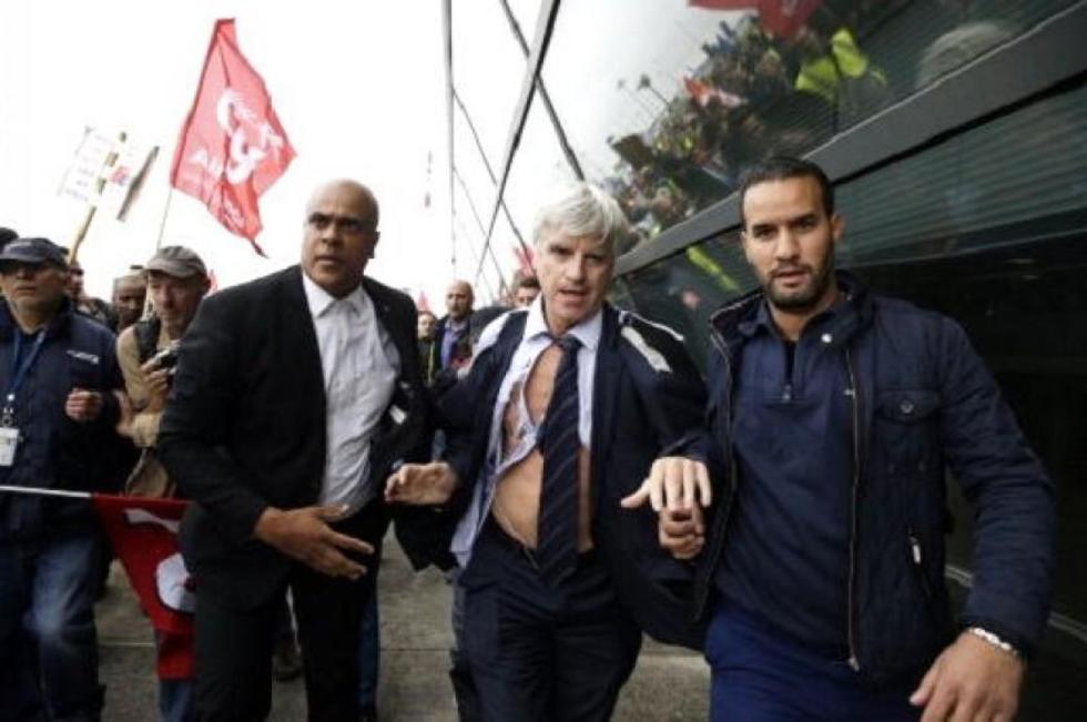 Directivos de Air France terminan con la ropa desgarrada tras protesta por despidos 