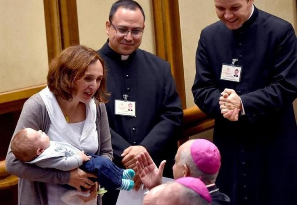 Un bebé de tres meses acapara la atención en el Sínodo