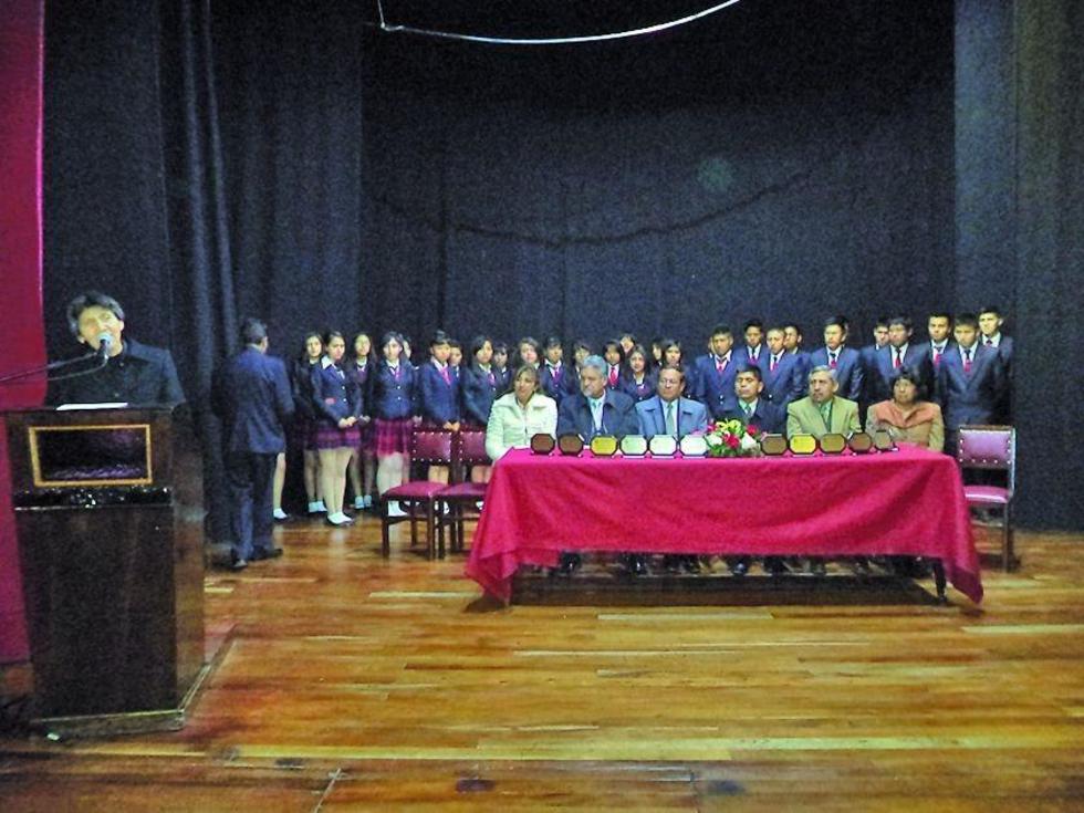 condecora a maestros y administrativos meritorios