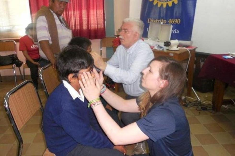 Revelan que cuatro de cada diez infantes usan anteojos en Bolivia 