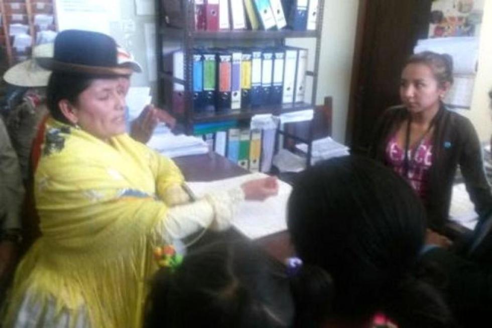 Ministra de justicia se hace pasar por litigante y recibe mal trato en juzgado de Quillacollo
