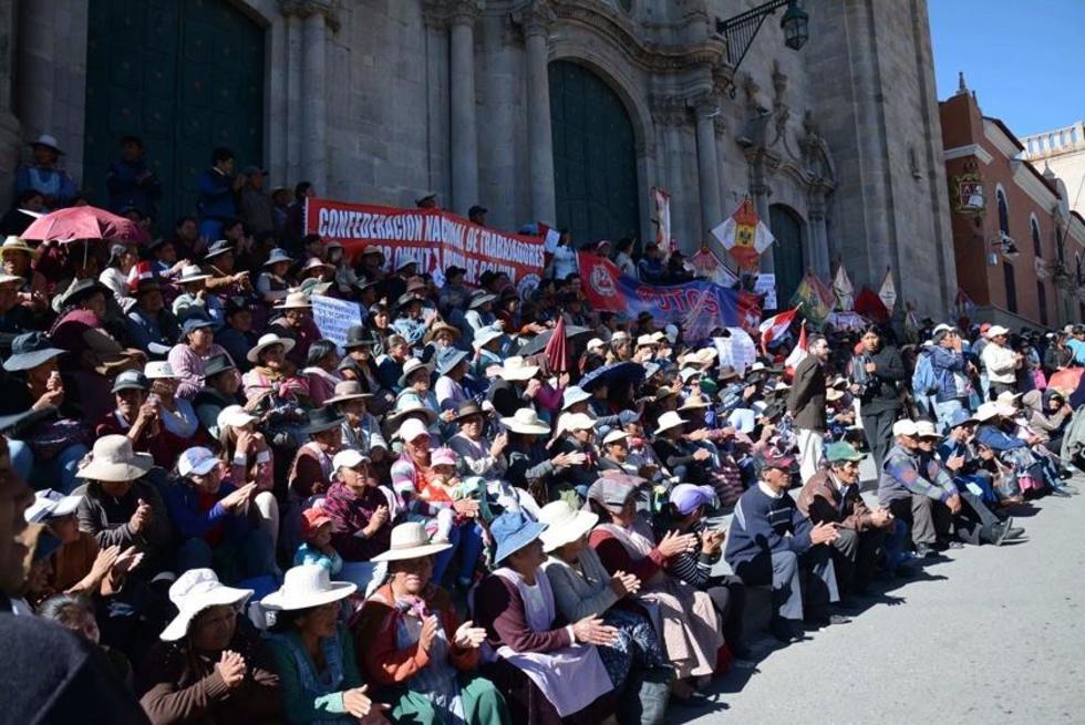 Comerciantes gremialistas marchan pidiendo respeto