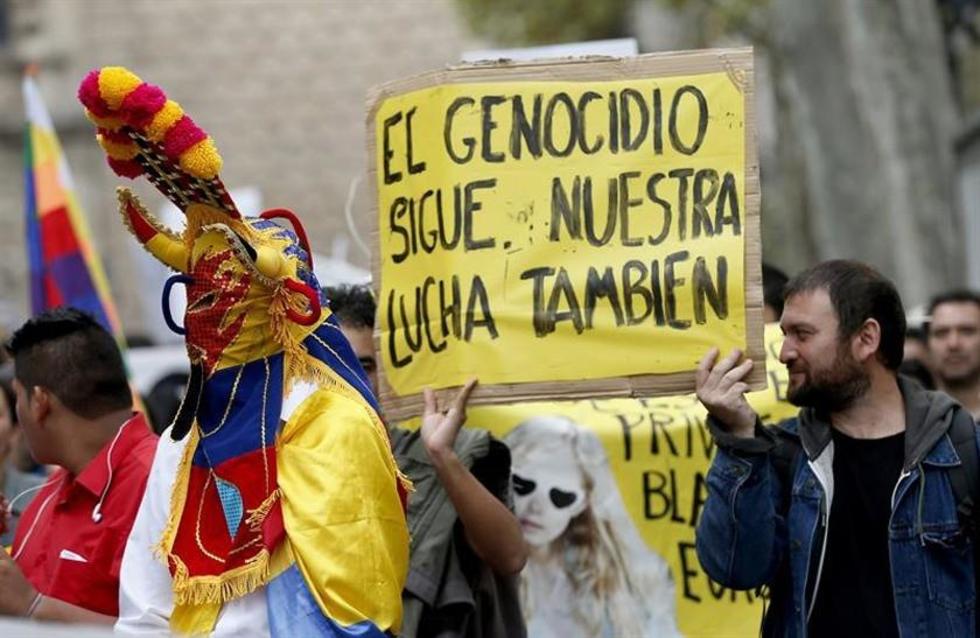 Migrantes protestan en España contra la invasión de América